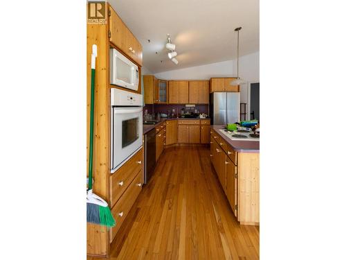6728 3A Highway, Nelson, BC - Indoor Photo Showing Kitchen