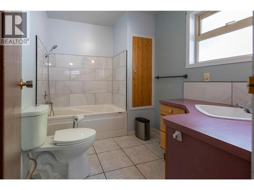 6728 3A Highway, Nelson, BC - Indoor Photo Showing Bathroom