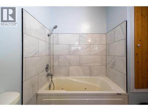 6728 3A Highway, Nelson, BC - Indoor Photo Showing Bathroom
