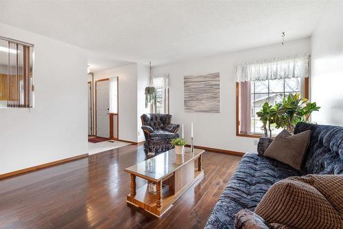 140 Tallman Street, Winnipeg, MB - Indoor Photo Showing Living Room