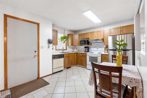 140 Tallman Street, Winnipeg, MB - Indoor Photo Showing Kitchen