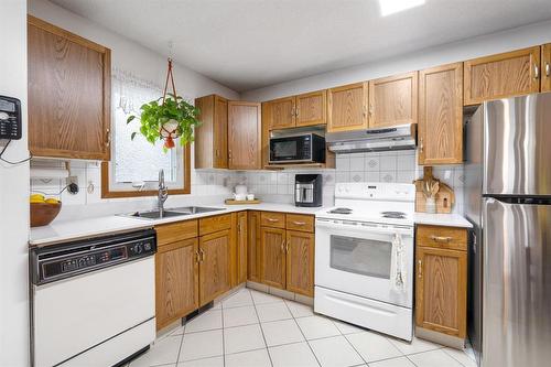 140 Tallman Street, Winnipeg, MB - Indoor Photo Showing Kitchen With Double Sink