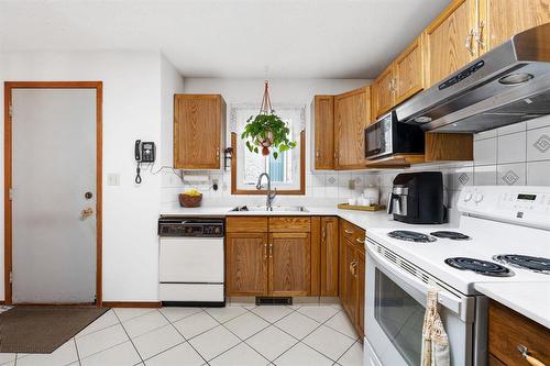 140 Tallman Street, Winnipeg, MB - Indoor Photo Showing Kitchen With Double Sink