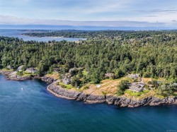 2550 Queenswood Dr Saanich, BC V8N 1X5