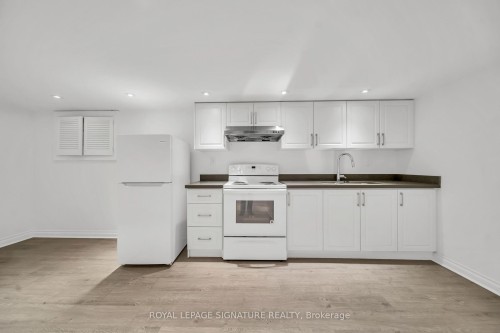 2479 Grindstone Court, Mississauga, ON - Indoor Photo Showing Kitchen