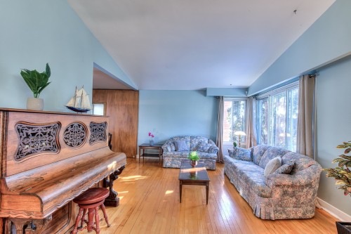 Salon - 139 Av. Giroux, Laval (Laval-Des-Rapides), QC - Indoor Photo Showing Living Room
