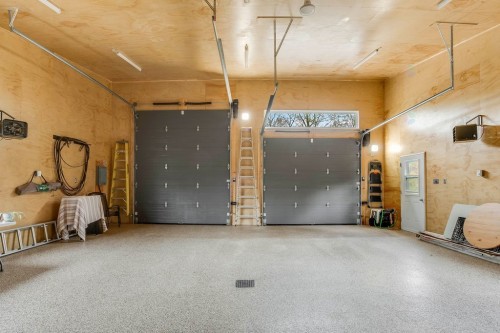 Garage - 25 Ch. Thibault, Val-Des-Monts, QC - Indoor Photo Showing Garage