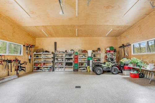 Garage - 25 Ch. Thibault, Val-Des-Monts, QC - Indoor Photo Showing Garage