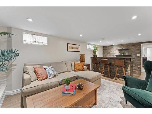 457 Watson, Windsor, ON 