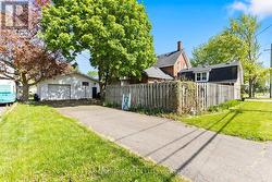 2 large driveways her for endless possibilities - 