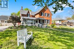 Gorgeous curb appeal on this heritage home - 