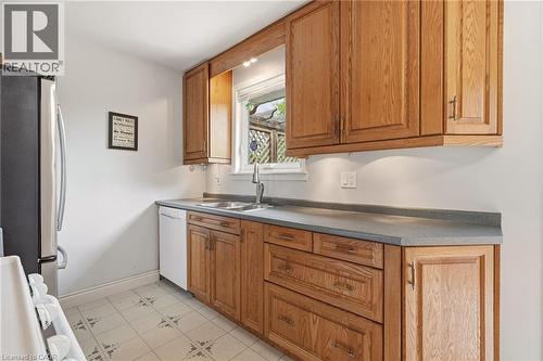 731 Mullin Way, Burlington, ON - Indoor Photo Showing Kitchen With Double Sink