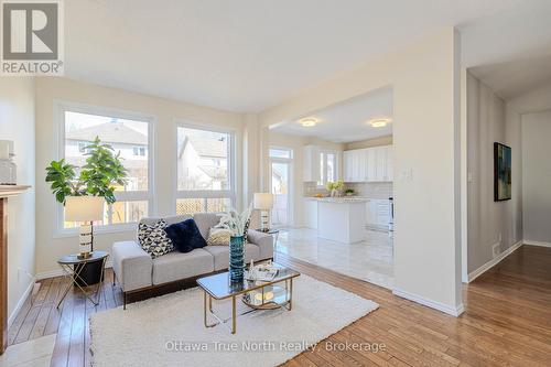 110 Macara Crescent, Ottawa, ON - Indoor Photo Showing Living Room