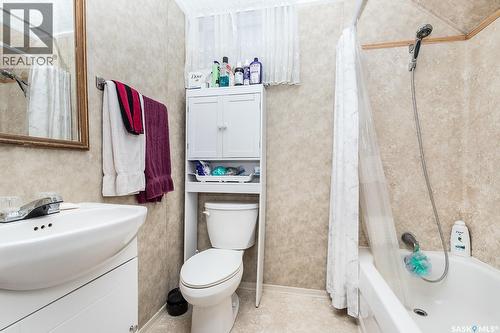 43 Lindsay Drive, Saskatoon, SK - Indoor Photo Showing Bathroom
