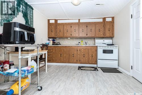 43 Lindsay Drive, Saskatoon, SK - Indoor Photo Showing Kitchen