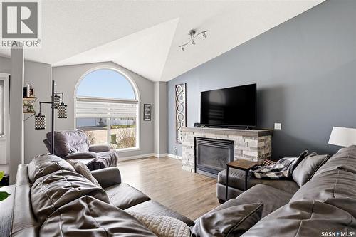 1248 Boehm Bay N, Regina, SK - Indoor Photo Showing Living Room