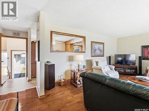 661 Dalgliesh Drive, Regina, SK - Indoor Photo Showing Living Room