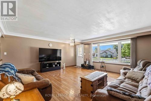 70 Second Street, Welland (Lincoln/Crowland), ON - Indoor Photo Showing Living Room