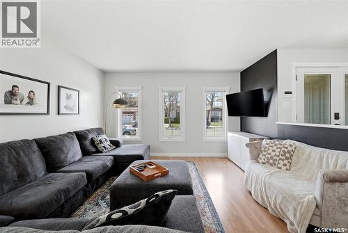 2947 More Crescent E, Regina, SK - Indoor Photo Showing Living Room