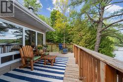 Long deck, perfect for lounging and reading - 