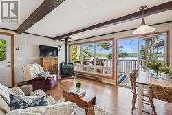 Pituresque windows let in plenty of light in LR - 