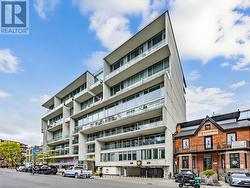 213 - 75 PORTLAND STREET Toronto, ON M5V 2M9