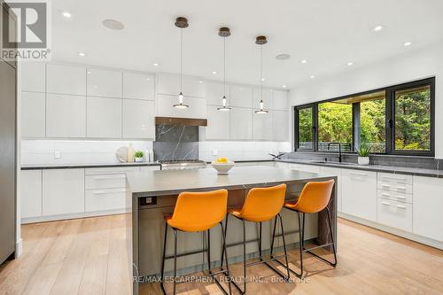 1435 Applewood Road, Mississauga, ON - Indoor Photo Showing Kitchen With Upgraded Kitchen