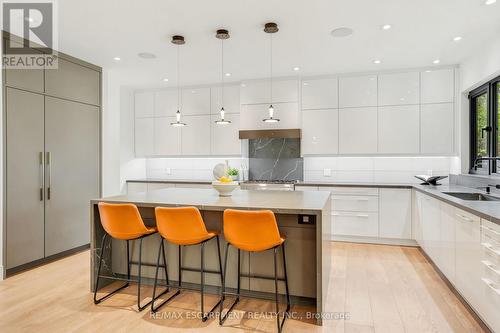 1435 Applewood Road, Mississauga, ON - Indoor Photo Showing Kitchen With Upgraded Kitchen