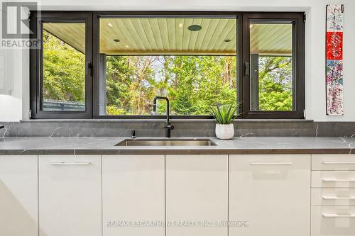 1435 Applewood Road, Mississauga, ON - Indoor Photo Showing Kitchen
