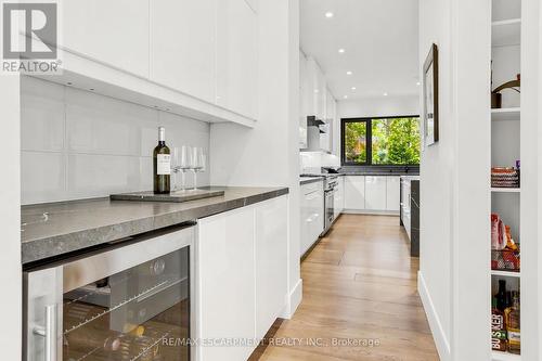 1435 Applewood Road, Mississauga, ON - Indoor Photo Showing Kitchen With Upgraded Kitchen