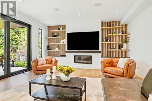 1435 Applewood Road, Mississauga, ON - Indoor Photo Showing Living Room