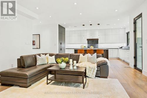 1435 Applewood Road, Mississauga, ON - Indoor Photo Showing Living Room