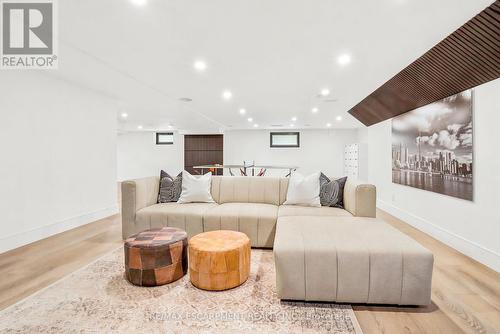 1435 Applewood Road, Mississauga, ON - Indoor Photo Showing Living Room