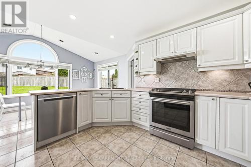 301 Parkwood Crescent, Hamilton, ON - Indoor Photo Showing Kitchen With Upgraded Kitchen
