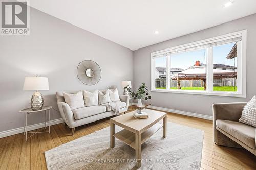 301 Parkwood Crescent, Hamilton, ON - Indoor Photo Showing Living Room
