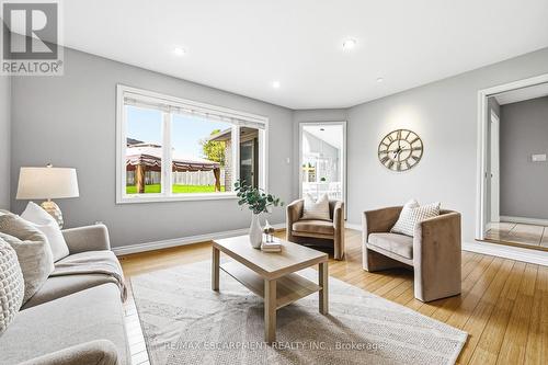 301 Parkwood Crescent, Hamilton, ON - Indoor Photo Showing Living Room