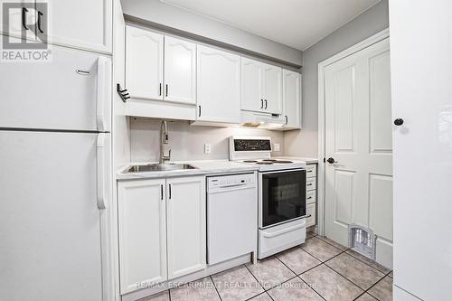 301 Parkwood Crescent, Hamilton, ON - Indoor Photo Showing Kitchen