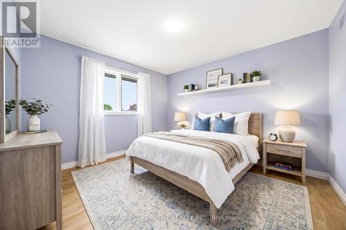 301 Parkwood Crescent, Hamilton, ON - Indoor Photo Showing Bedroom