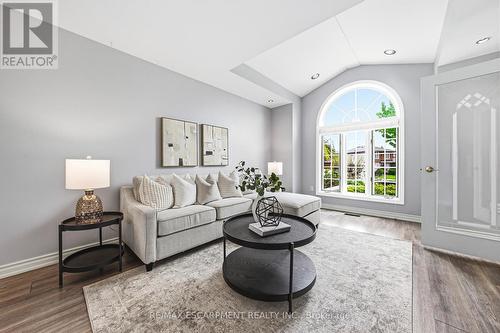 301 Parkwood Crescent, Hamilton, ON - Indoor Photo Showing Living Room
