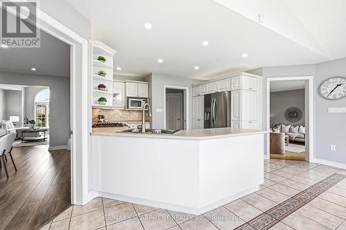 301 Parkwood Crescent, Hamilton, ON - Indoor Photo Showing Kitchen