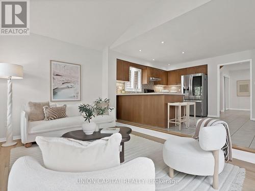 3845 Ridgepoint Way, Mississauga, ON - Indoor Photo Showing Living Room