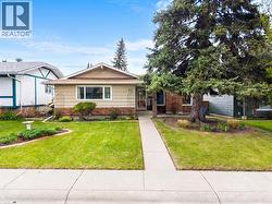52 Lake Lucerne Close SE  Calgary, AB T2J 3H8