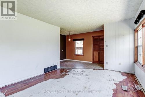 60 Valley Road, St. Catharines (Rykert/Vansickle), ON - Indoor Photo Showing Kitchen