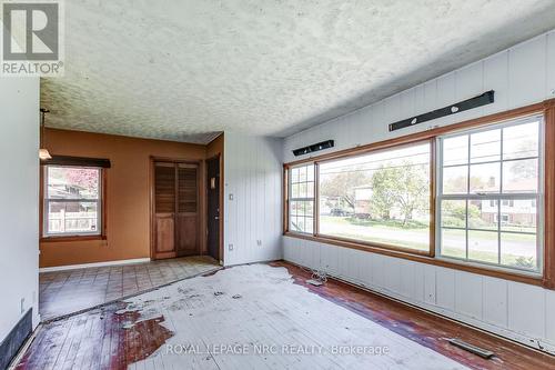 60 Valley Road, St. Catharines (Rykert/Vansickle), ON - Indoor Photo Showing Kitchen With Double Sink
