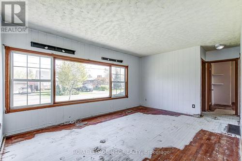 60 Valley Road, St. Catharines (Rykert/Vansickle), ON - Indoor Photo Showing Kitchen With Double Sink