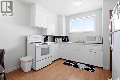 1306 6Th Avenue N, Saskatoon, SK - Indoor Photo Showing Kitchen