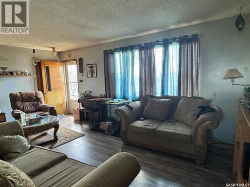 102 1St Avenue, Landis, SK - Indoor Photo Showing Living Room