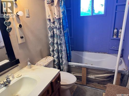 102 1St Avenue, Landis, SK - Indoor Photo Showing Bathroom