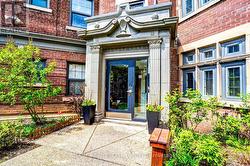 15 - 48 LAWTON BOULEVARD Toronto, ON M4V 1Z5