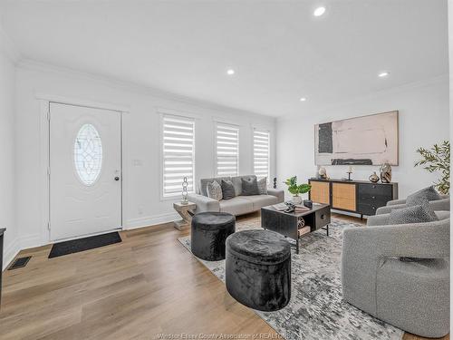 828 Lincoln, Windsor, ON 